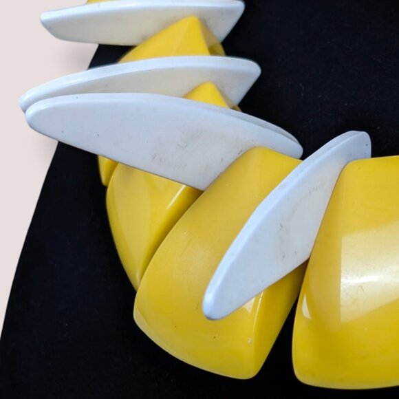 V. Chunky Yellow & White Acrylic Beaded Necklace - Picture 3 of 5